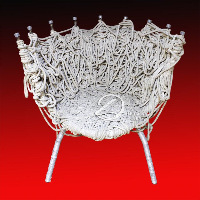 Irmãos Campana. Cadeira Vermelha. Estrutura de aço tecida com cordas de algodão branco.
Projetada em 1993 e manufaturada no Estúdio Campana por Fernando & Humberto Campana;
comprimento 60 cm; altura 82 cm e largura 80 cm.  Acompanha certificado de autenticidade assinado
pelos irmãos Campana. Lote 223.